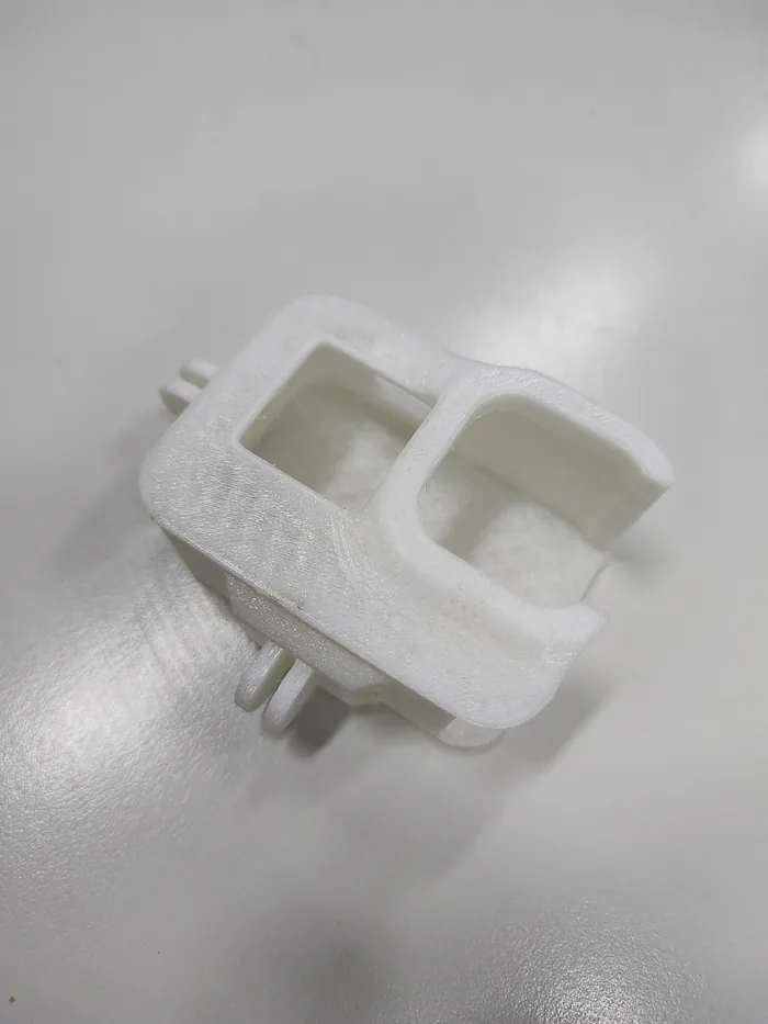 Soporte de cámara GoPro para drone, impreso en 3D en material blanco.